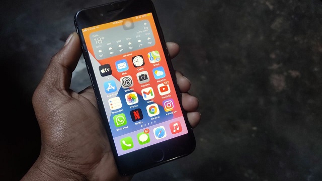 iPhone 7 in Hand